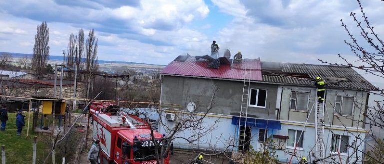 (ФОТО) Мощный пожар произошел в двухэтажном жилом доме в Чимишлии