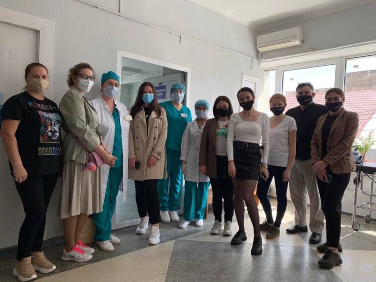 (ФОТО) Долгая дорога к вакцине. Как редакция портала nokta вакцинировалась от COVID