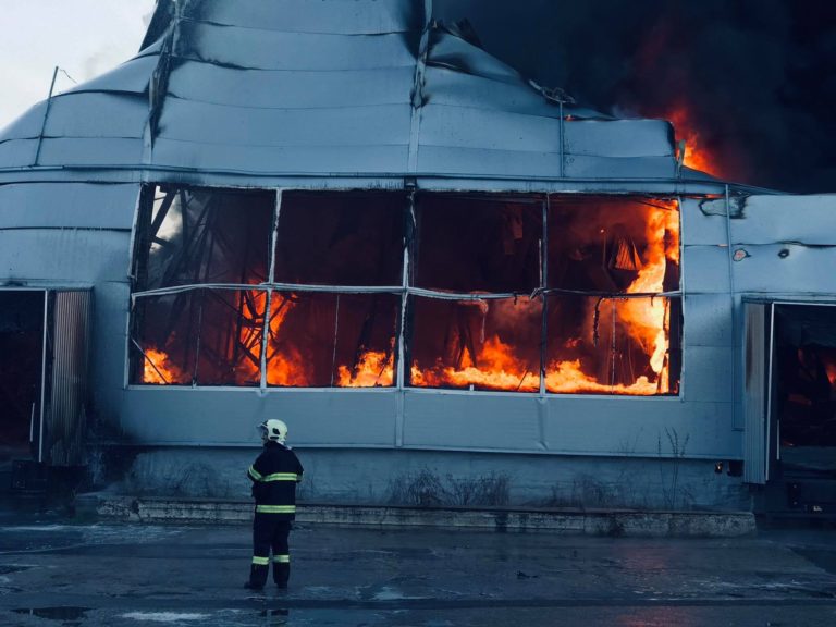 (ФОТО) Подробности пожара в Кишиневе: На месте работают 60 человек, площадь охваченная огнем, огромна