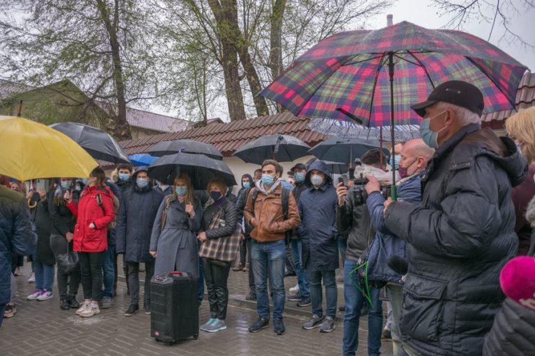 (ФОТО) Число протестующих у здания Конституционного суда растет