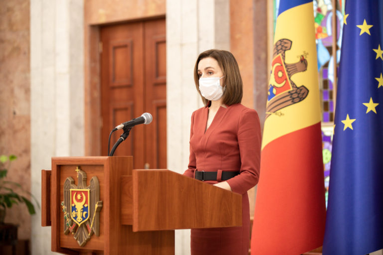 Президент Молдовы призвала население не бояться вакцины: «Мы можем сохранить самое дорогое — жизнь»