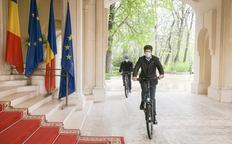 (ФОТО) Президент Румынии приехал на работу на велосипеде