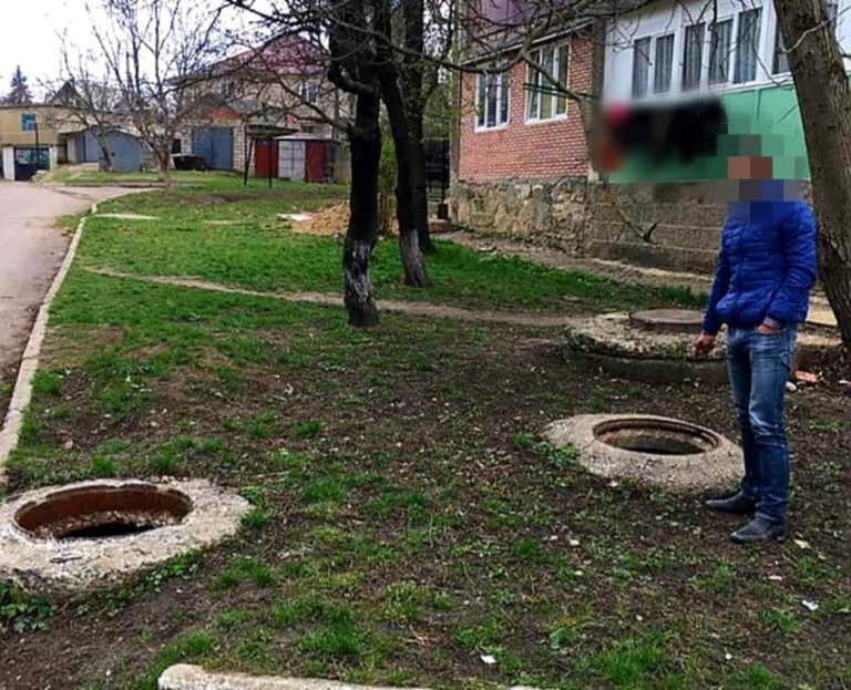 (Фото) В Сороках мужчины воровали чугунные крышки канализационных люков. В полицию обратилась примэрия города