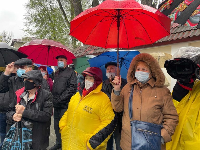 (ФОТО) Площадь перед Конституционным судом в этот момент: Десятки людей ждут решения