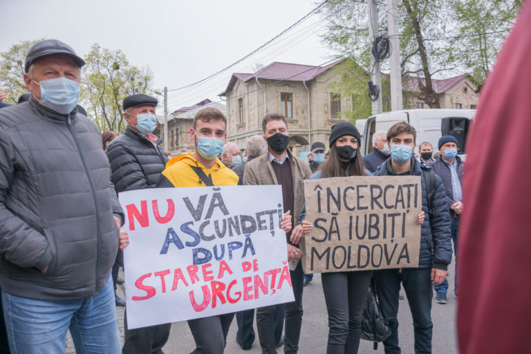 Фото с протеста перед зданием Конституционного суда в Молдове