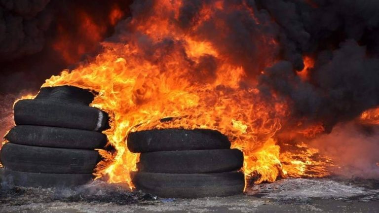 Агентство по охране окружающей среды запрещает сжигать шины во время Пасхи. Почему и какие меры наказания