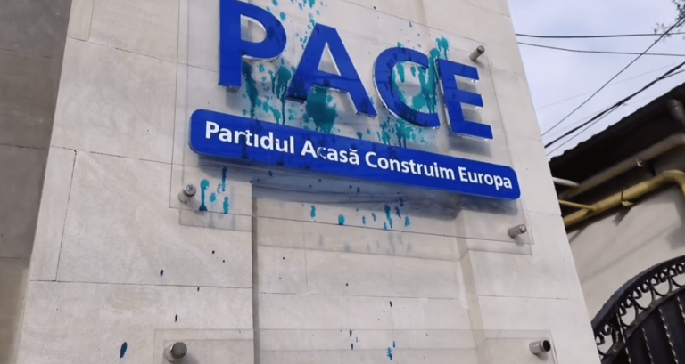 ВИДЕО: После случая в Сынжерее логотип партии PACE облили «зеленкой»