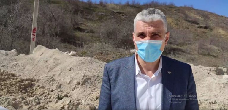 ВИДЕО: Депутат Платформы DA перекрыл дорогу к карьеру Микэуць