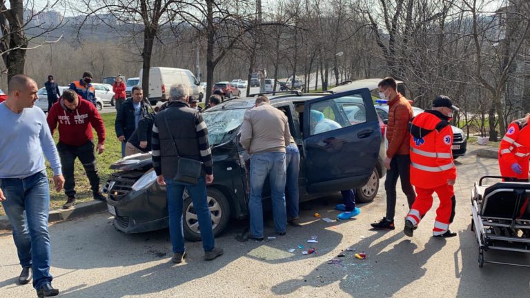 (Фото) ДТП в секторе Рышканы: пострадали четыре человека