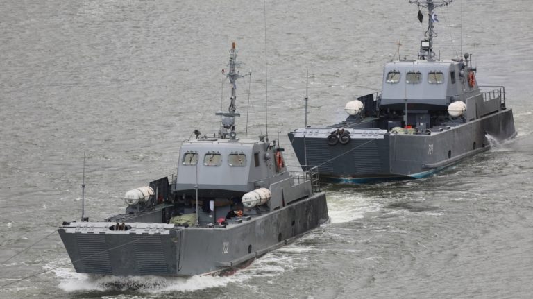 РБК: В Черном море курсируют три российских корабля. Украина опасается высадки десанта