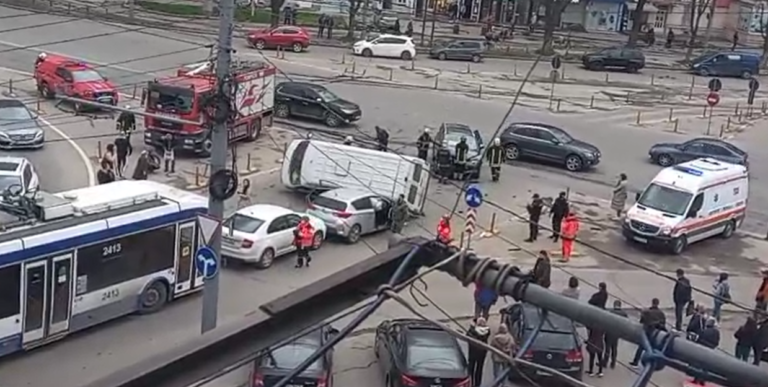 LIVE! ДТП с участием 4 машин в Кишиневе: Перевернулся микроавтобус