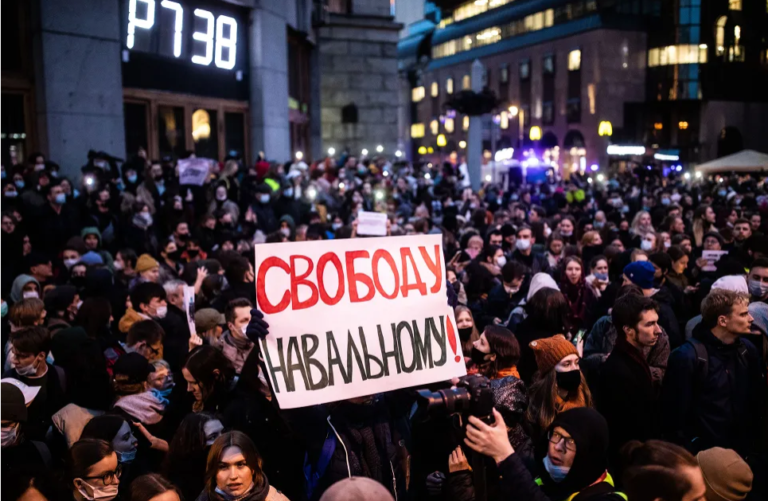 «Объявлена война не Навальному, а всему гражданскому обществу России». Писатели и журналисты — о преследовании Навального