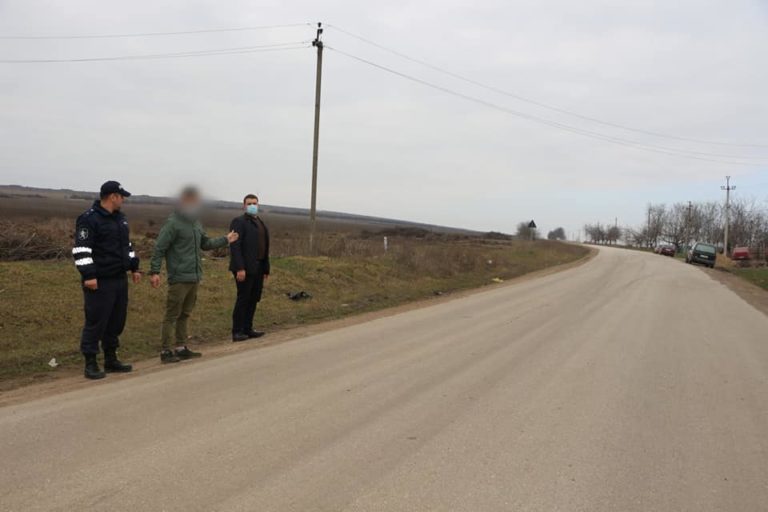Неудачно припарковала машину: трое парней напали на девушку, украв ее сумку
