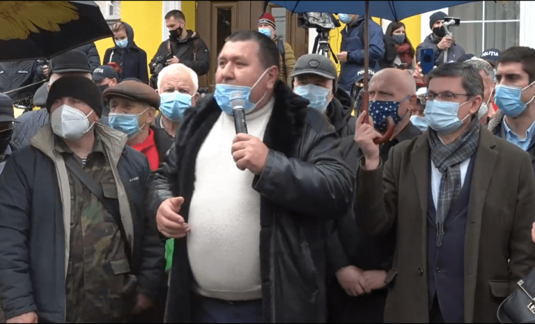 Житель Гагаузии на протесте перед КС: «Гагаузский и молдавский народы пытаются стравить, но мы должны вместе идти против воров»