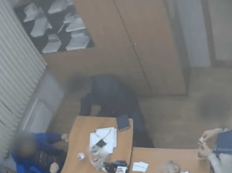 «Не знаешь, как надо приходить к врачу бл**ь?». CNA опубликовали видео, на котором ветеринар берет взятку
