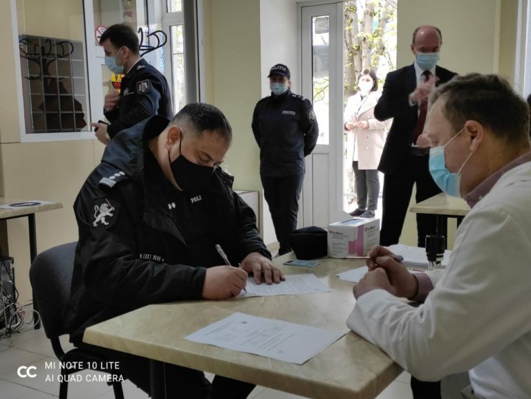 (Фото) Сотрудники полиции РМ получают вакцину от коронавируса