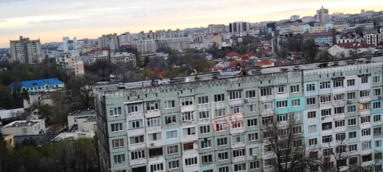 (Видео) В Кишиневе на высоту 9-этажного дома забрались три девушки, чтобы сделать фотосессию 