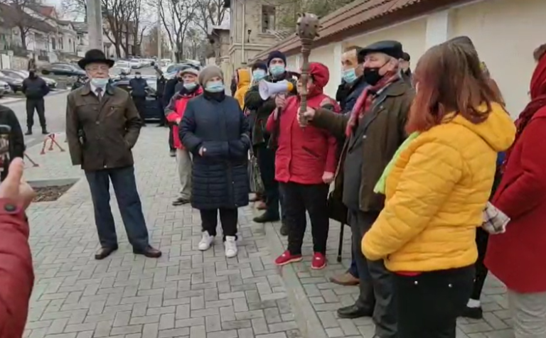 (LIVE) Протест перед зданием Конституционного суда. Люди идут к администрации Президента «поздравить» Санду