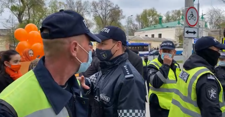 (ФОТО/ВИДЕО) Контрпротест у здания КС. Полиция сформировала кордон