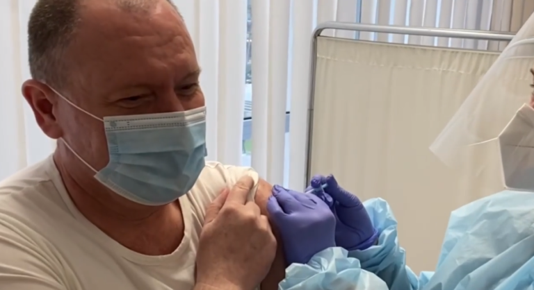 (ВИДЕО) Аурелиу Чокой привился от COVID-19. Какую вакцину он получил