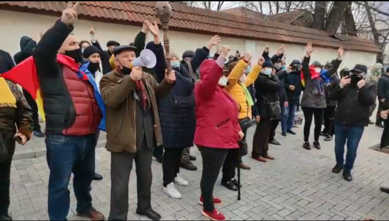(Фото) После решения судей митингующие перед КС скандируют: «Победа».