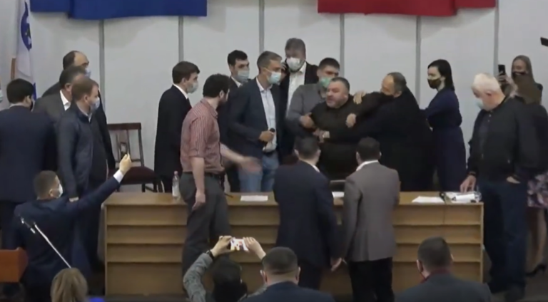 (ВИДЕО) Драка на заседании Кишиневского мунсовета. Приехала полиция