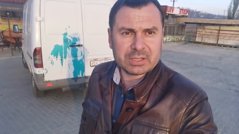 «Приходите как гиены». Микроавтобус лидера партии «Демократия дома» облили зеленкой под покровом ночи