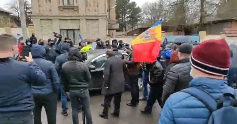 (ВИДЕО) Протестующие у КС пытались ворваться в машину Василия Боли, скандируя «преступник»