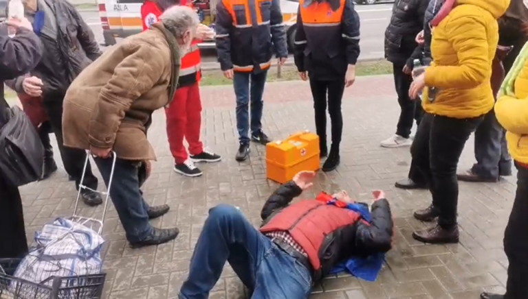 (ВИДЕО) «Дайте воду, слепну!». Возле Конституционного суда распылили газ, есть пострадавшие