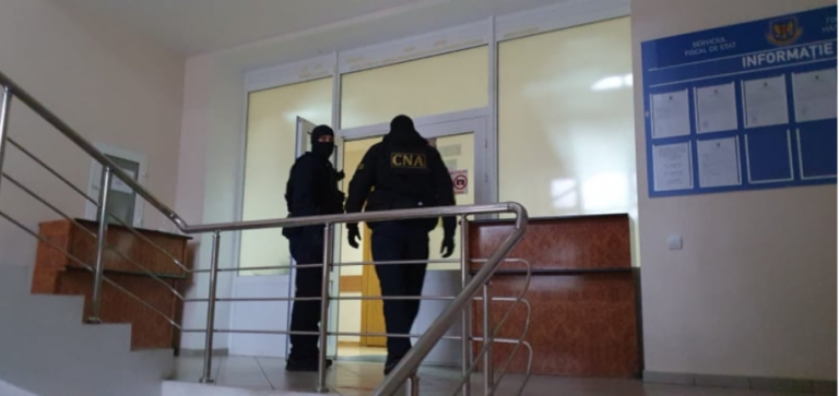 Налоговый инспектор задержан по обвинению в коррупции. Он потребовал 50 000 леев у предпринимателя из Калараша