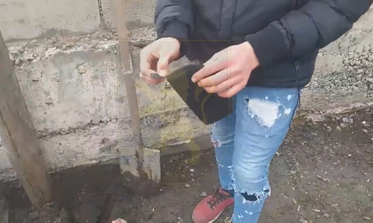 (ВИДЕО) Украли кошелек у родственника и закопали его во дворе. Случай в Теленештском районе