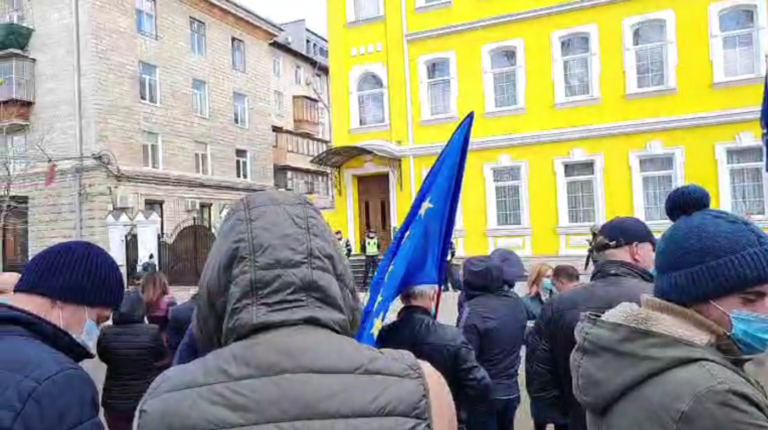 LIVE: Протест у здания КС продолжается