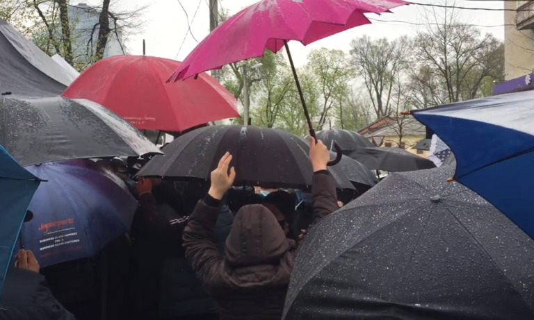 (ВИДЕО) С криками «Браво!» протестующие приняли решение Конституционного суда