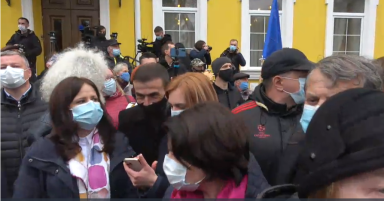 LIVE: «Победа!». Что происходит на улице после оглашения решения судом об отмене ЧП