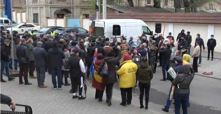LIVE: Прыгают, танцуют и кричат «Ура!» люди после заявления Санду о роспуске парламента