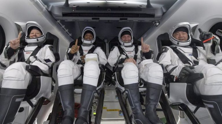 Четыре астронавта миссии SpaceX Crew-1 вернулись на Землю. За последние 53 года это первая ночная посадка