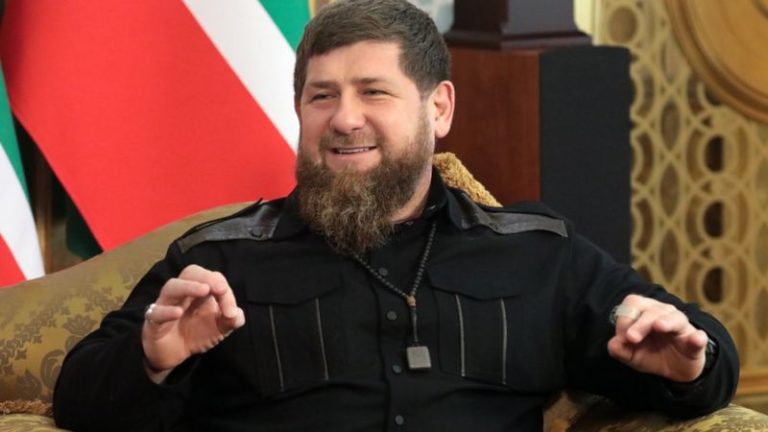ВИДЕО: Отец и родственники комментатора, оскорбившего главу Чечни, публично извинились