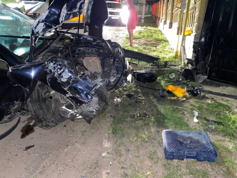 (ФОТО) Audi врезался в забор в Страшенах. Пострадал пассажир