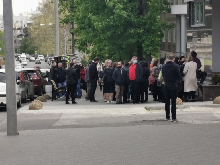 (ФОТО) В Кишиневе образовались очереди из людей, желающих получить вакцину от коронавируса