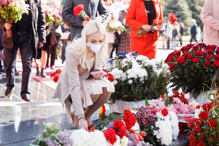 (ВИДЕО) Марина Таубер пришла с охраной на Мемориал Eternitate? У одного из мужчин было при себе оружие