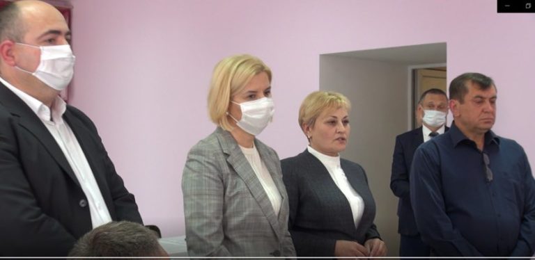 (ФОТО) «Бюджетное турне» Ирины Влах в Чишмикиое: Попросила убрать камеры и провела встречу с советниками от ПСРМ без примара