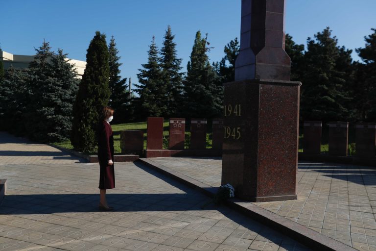 «Их жертву нельзя забыть». Президент Майя Санду возложила цветы к мемориалу «Вечность»