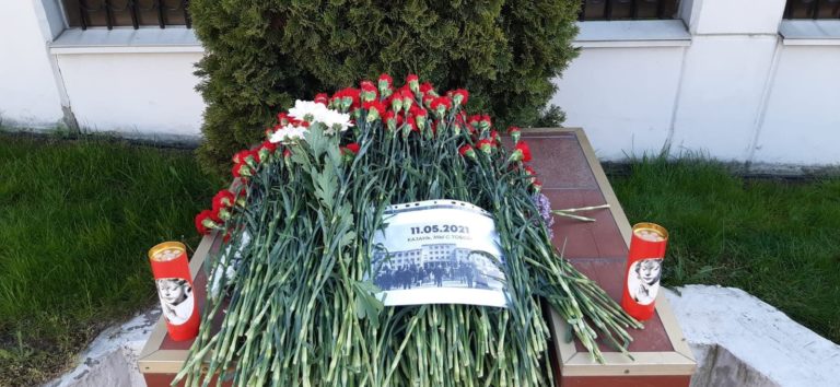 К посольству РФ в Молдове приносят цветы в знак скорби по погибшим в гимназии Казани