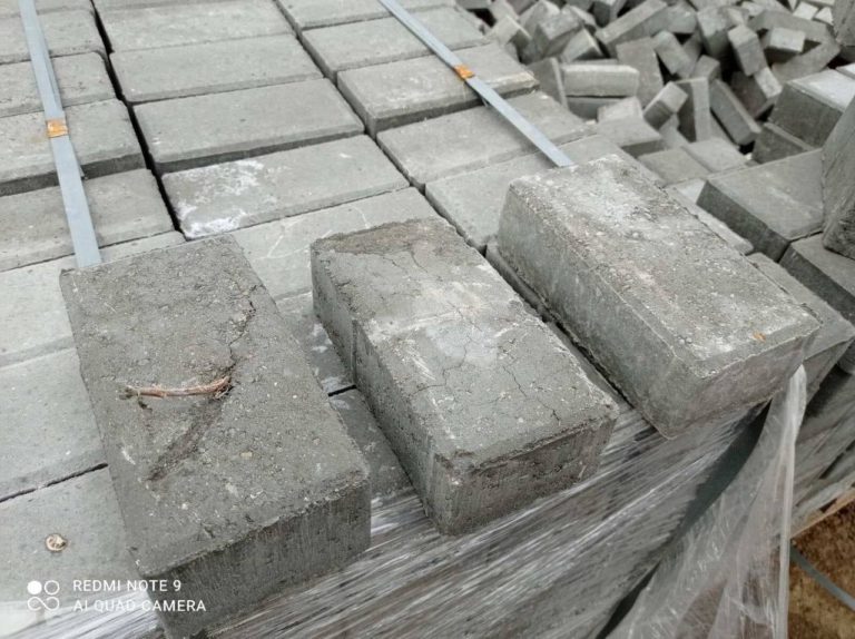 В Кишиневе уложили тротуарную плитку с ветками и пластиком. Подрядчик устранит недостатки за свой счет