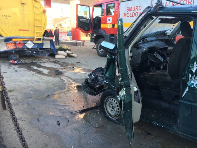 (ФОТО) Volkswagen врезался в цистерну на АЗС в Кишиневе. За рулем был 19-лентий водитель