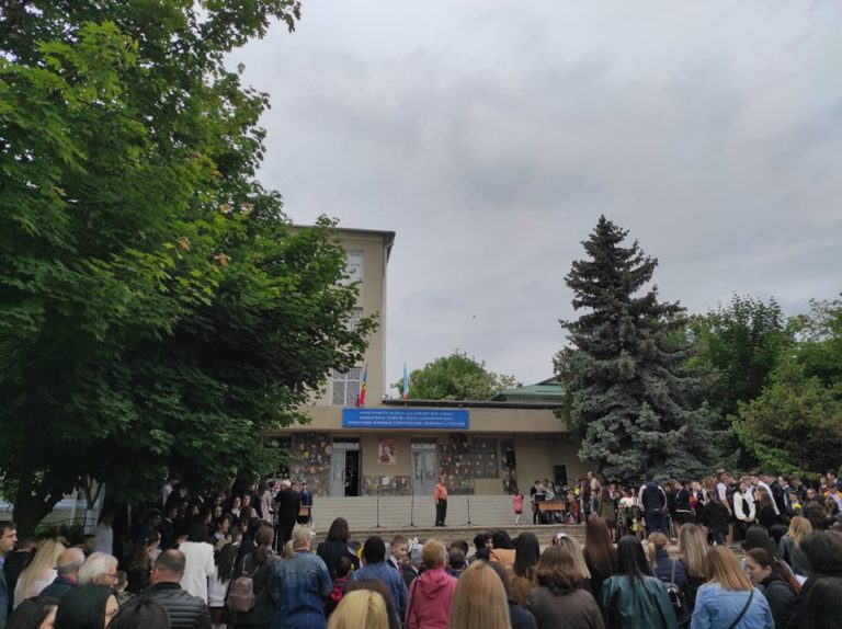 (Фото) Последний звонок: тысячи выпускников попрощались сегодня со школой
