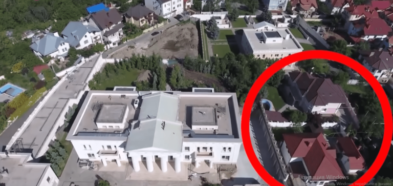 «Белый дом», который якобы принадлежит Плахотнюку под арестом, а виллы вокруг здания снесены