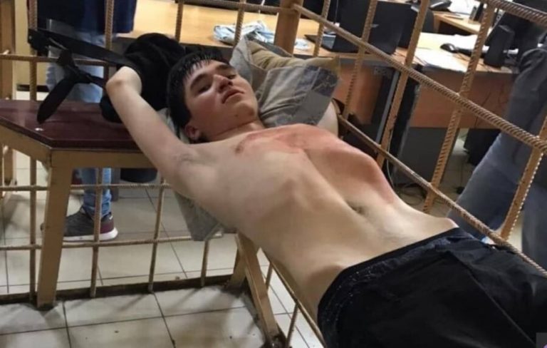(ВИДЕО) Допрос напавшего на школу в Казани: «У меня нету родителей, я вас всех ненавижу»