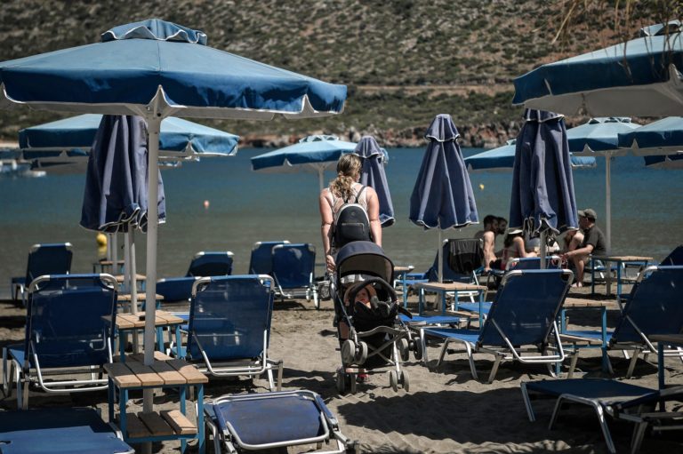 (Фото) Как выглядят пляжи Греции в начале сезона. Первые туристы приехали на отдых