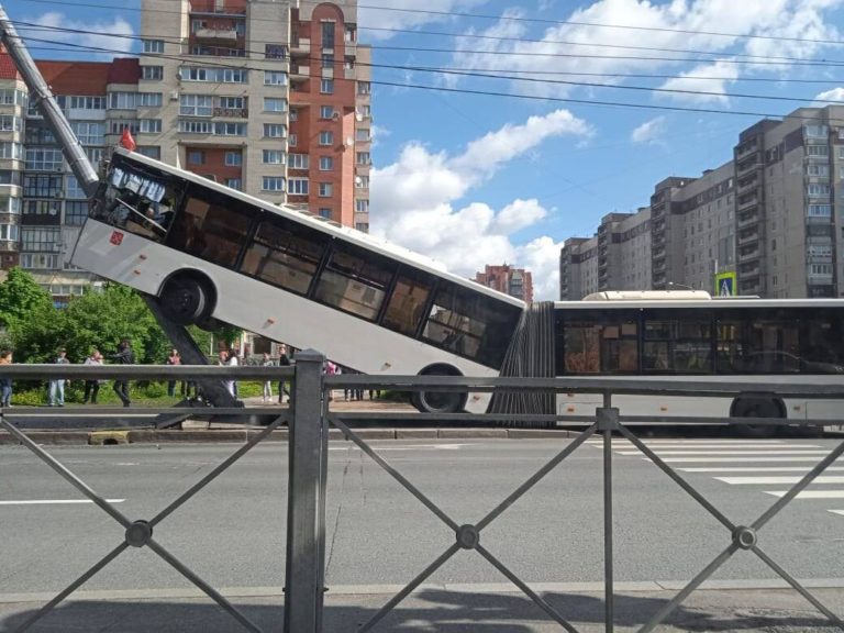 (Видео) В Петербурге автобус въехал на фонарный столб: водитель не справился с управлением